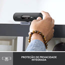 Webcam Full HD Logitech Brio 500 com Microfones Duplos com Redução de Ruídos, Proteção de Privacidade, Correção de Luz e Enquadramento Automático - Grafite